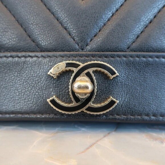 Authentic CHANEL V- Stitch wallet on chain WOC Lambskin black crossbody - Picture 6 of 15